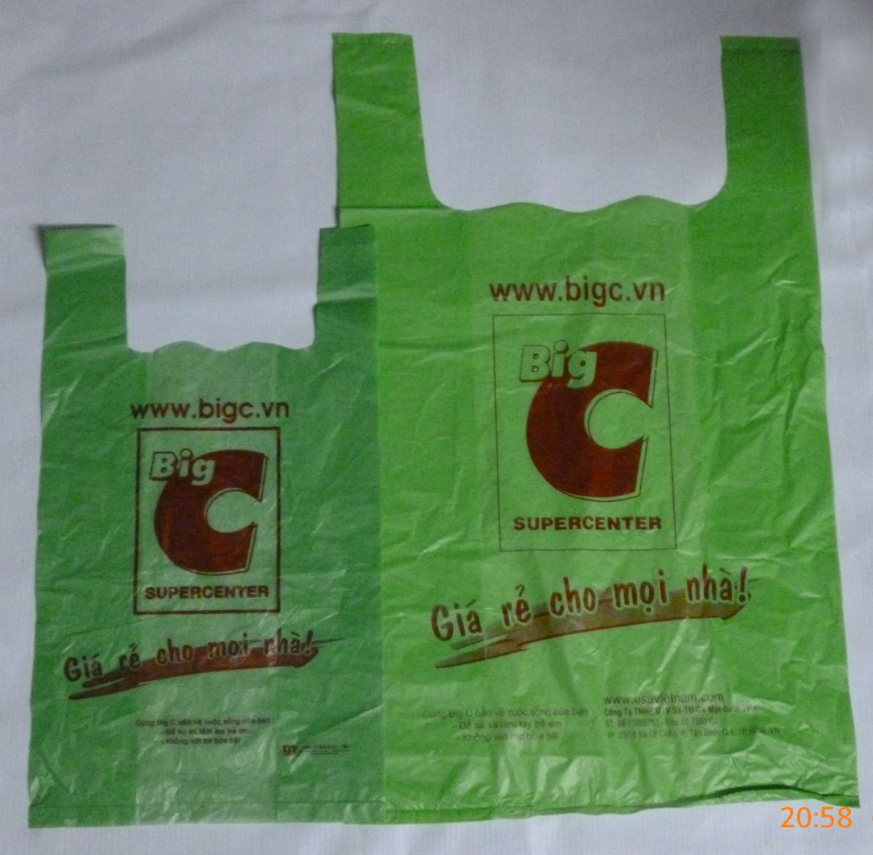 ストラップ付きのプラスチック袋